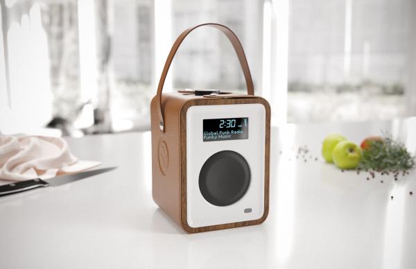 Portable clock radio