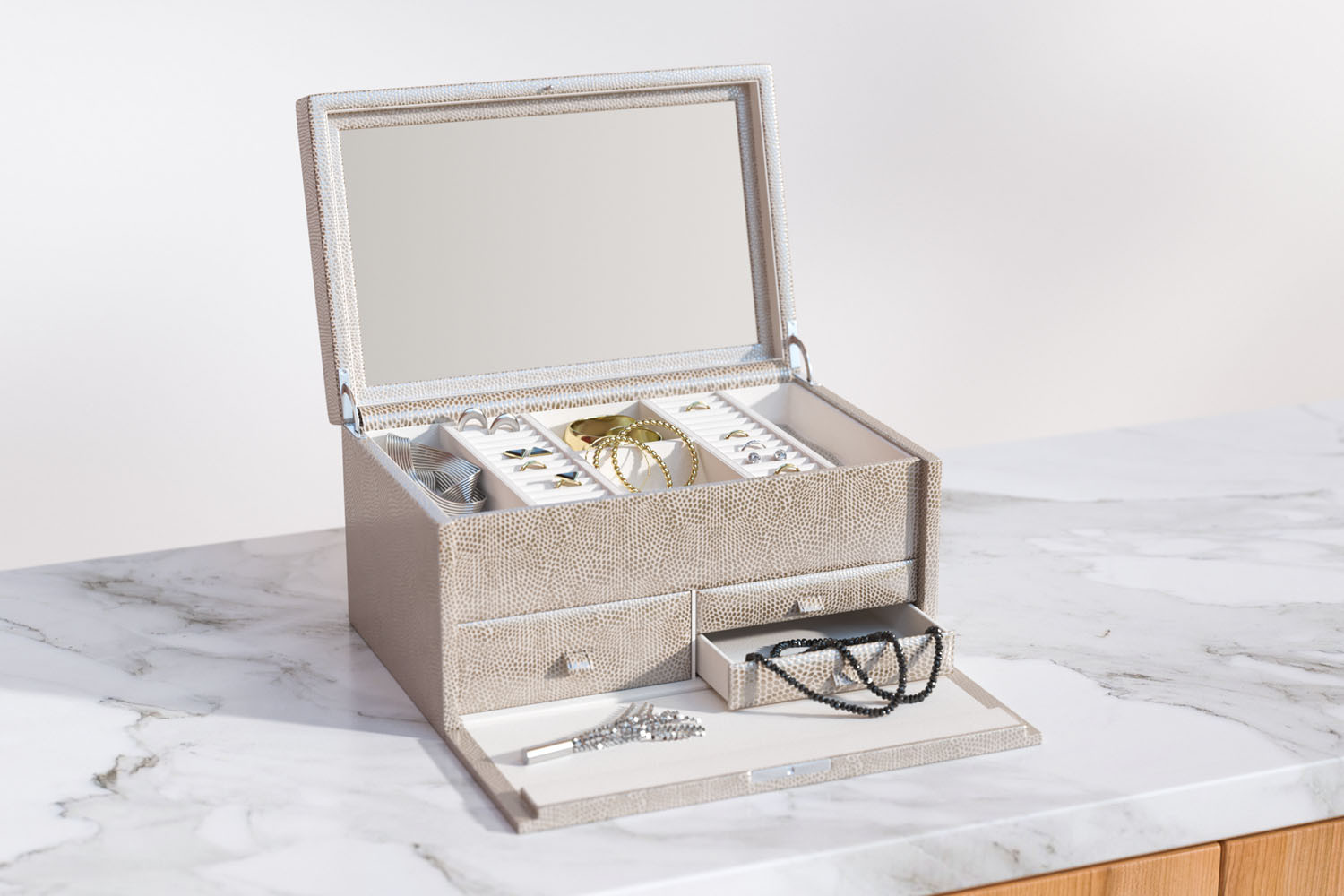 Casket with jewelry image